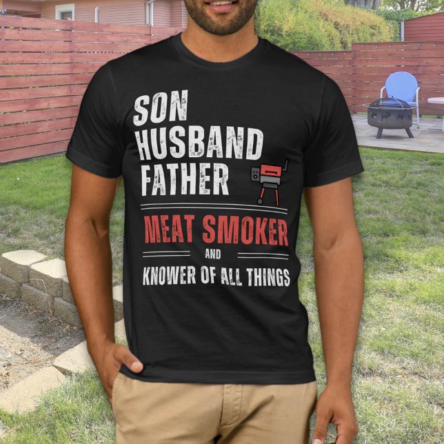 Camiseta Hijo esposo padre de familia fumador de carne y co (Unleash your primal pride with our 'Son, Husband, Father, Meat smoker, Knower Of All Things' t-shirt)