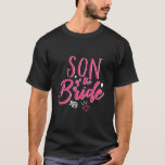 Camiseta Hijo lindo del guión de caligrafía rosa de novia<br><div class="desc">Diseño del tipo de letra del guión de caligrafía cursiva vintage para la fiesta de compromiso, cena de ensayo, ducha de novia o fiesta de soltera. La mercadería boda para la novia, su familia y amigos. Color rosa brillante para una divertida noche con la novia, la dama de honor, la...</div>