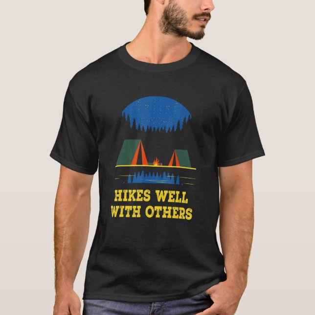 Camiseta Hikes Well With Others Hiking Friends Hiker Buddy  (Anverso)