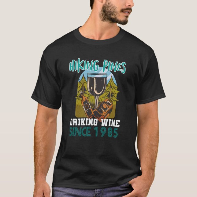 Camiseta Hiking pines drinking wine since 1985 (Anverso)