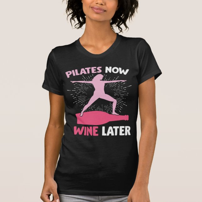 Camiseta Hilarious Pilates atleta mujer que bebe vino (Anverso)