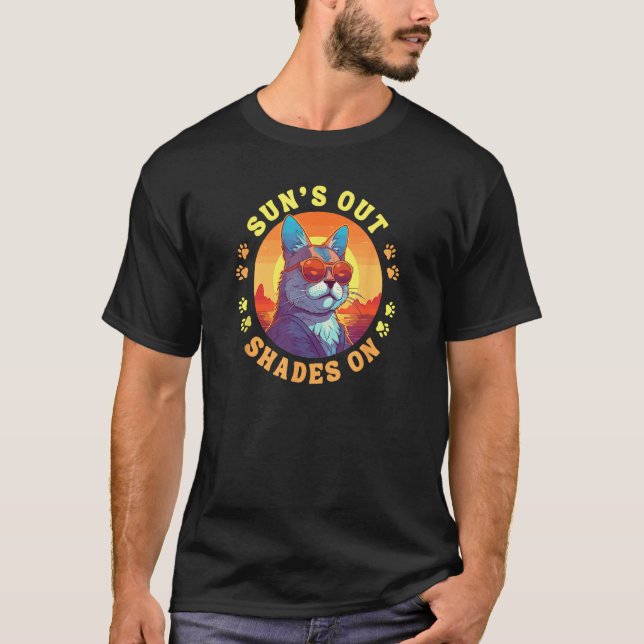 Camiseta Hip Cat With Sunglasses on the Beach Sun s Out Sha (Anverso)