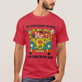 Camiseta Hippie En Una Carretera Del Desierto Oscuro Guay V
