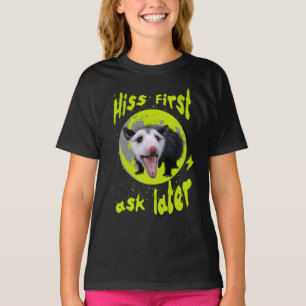 Camiseta Hiss First Ask Later Divertido Humor de Zarigüeya 