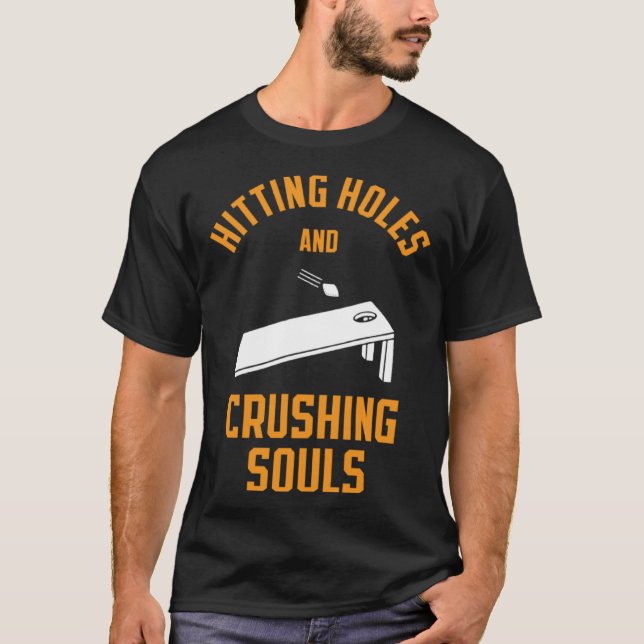 Camiseta Hitting Holes and Crushing Souls Cornhole Tailgate (Anverso)