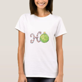 Camiseta Ho en bastones de caramelo y un adorno de Navidad