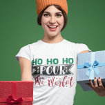 Camiseta Ho Ho Ho Ho Ho Pour A Los Navidades Graciosos De M<br><div class="desc">Un Navidad gracioso dice diseño para los amantes del vino,  que dice: "Ho ho pour the Merlot".</div>