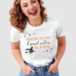 Camiseta Hocus foco en el Naranja moderno y la Halloween ne<br><div class="desc">"Hocus Pocus necesito café para enfocarme" la graciosa camiseta con tema de personalizado de rimas para ella para Halloween presenta un moderno diseño decorativo de naranja y tipografía negra con hechiceros voladores y acentos de estrellas. Se puede modificar el estilo de las camisas de manga corta de las mujeres.</div>