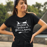 Camiseta Hocus Pocus Cita de Halloween Negro femenino<br><div class="desc">Celebrar Halloween con esta frase de bruja "Es sólo un montón de Hocus Pocus" que cita camisetas gráficas negras de mujeres. La tipografía decorativa se acentúa con rollos espeluznantes, estrellas brillantes, un gorra de brujas, un gato y un palo de bruja de una bruja. Se puede modificar el esquema de...</div>