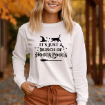 Camiseta Hocus Pocus Cita de Halloween para mujeres<br><div class="desc">Celebrar Halloween con esta frase de bruja "Es sólo un montón de Hocus Pocus" que cita camisetas gráficas de manga larga de mujeres. La tipografía decorativa se acentúa con rollos espeluznantes, estrellas brillantes, un gorra de brujas, un gato negro y un palo de bruja. Se puede modificar el esquema de...</div>