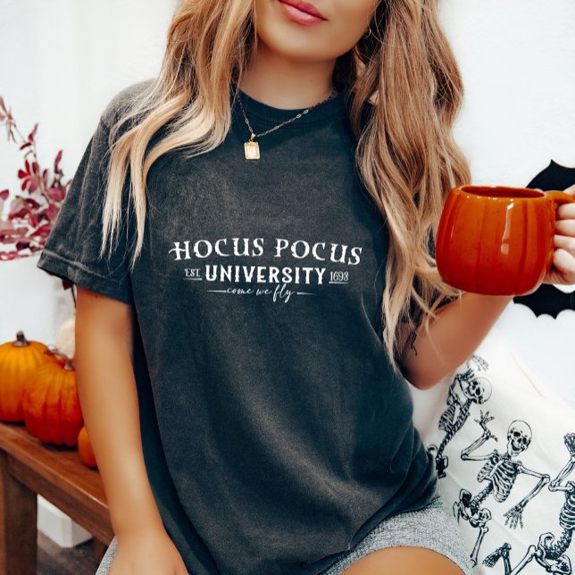Camiseta Hocus Pocus Witch University (Subido por el creador)