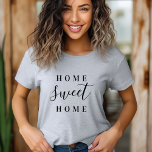 Camiseta Hogar Sweet Home Tee<br><div class="desc">Estilosa tipografía simple "Home Sweet Home" camiseta para bebés,  niños y adultos. Haga clic en el botón Personalizar para añadir su propio texto y seleccionar entre todos nuestros estilos de ropa para crear su propio diseño único de un tipo!</div>