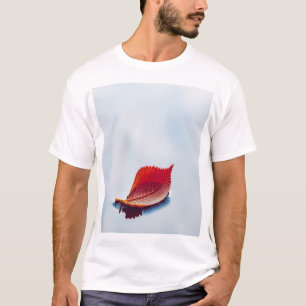 Camiseta hoja solitaria