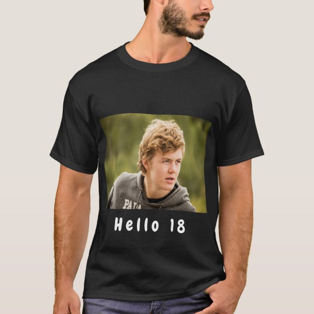 Camiseta Hola, 18 años, muchacho de 18 años. (Anverso)
