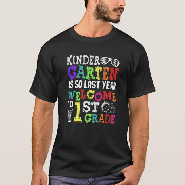 Camiseta Hola Bienvenidos Al Primer Grado Infantil Es Tan L (Anverso)