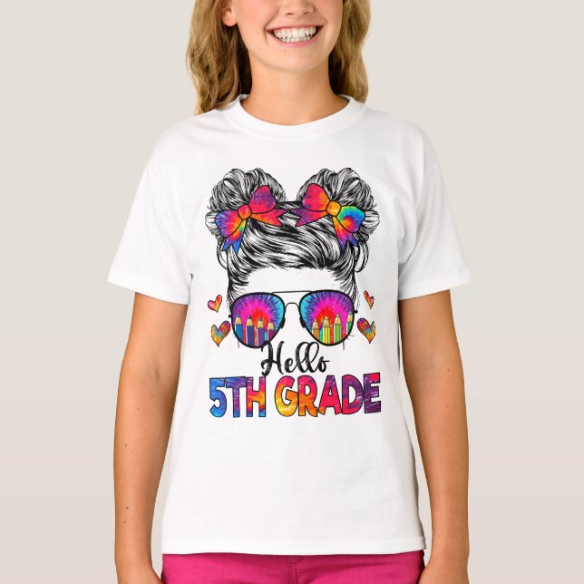 Camiseta Hola Chica de quinto grado de Messy Hair Bun de vu (Anverso)