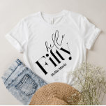 Camiseta Hola cincuenta modernos minimalista elegante cumpl<br><div class="desc">Hola cincuenta modernas tipografías minimalistas decoración sencilla de fiesta de 50 años en blanco y negro favorece la etiqueta de botellas de vino. Parte de una colección contemporánea.</div>