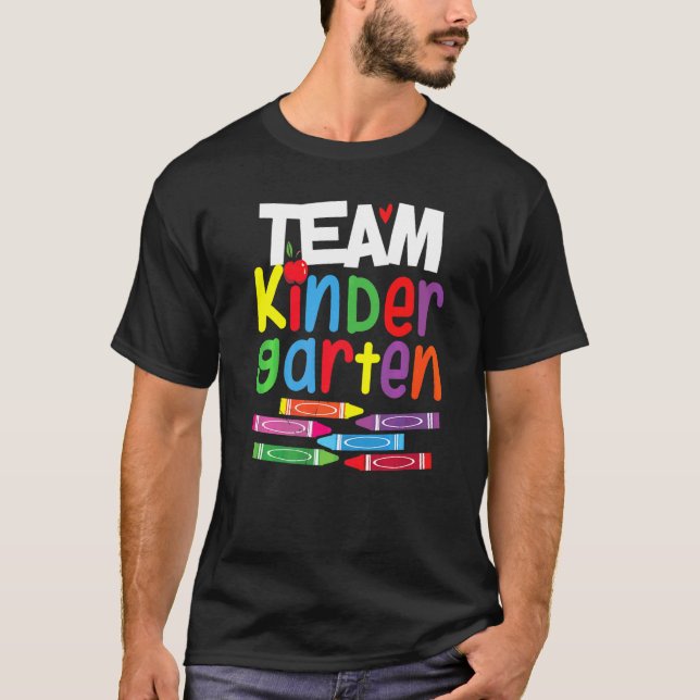 Camiseta Hola Equipo de Kinder Crayon Squad Maestro de vuel (Anverso)