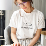 Camiseta Hola Hermoso | Escritura moderna de estilo Minimal<br><div class="desc">"Hola hermosa" cita el diseño de arte personalizado en tipografía contemporánea con detalles de escritura manuscrita en un estilo minimalista moderno.</div>