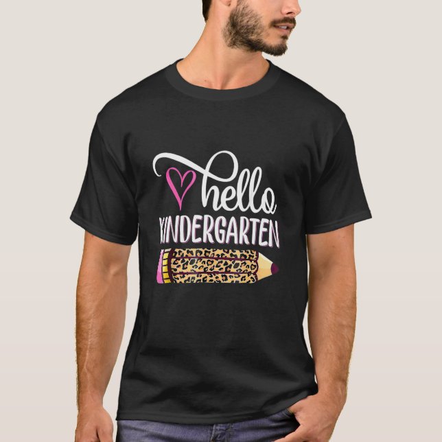 Camiseta Hola Kindergarten Pink Leopard Lápiz  De vuelta a  (Anverso)