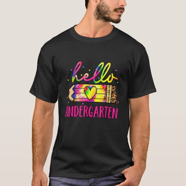 Camiseta Hola Kindergarten Tie Dye Leopardo Lápiz de vuelta (Anverso)