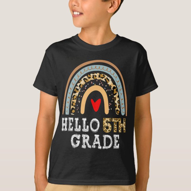 Camiseta Hola Leopard Rainbow de quinto grado de vuelta al  (Anverso)