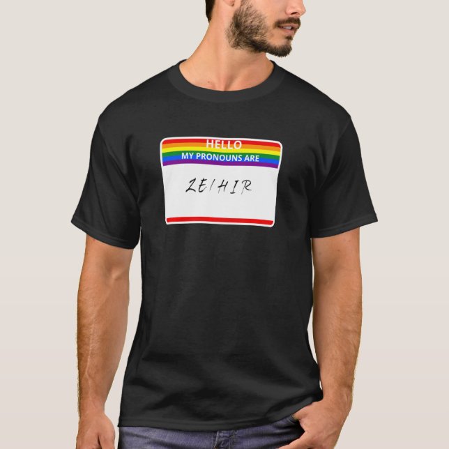 Camiseta Hola, Mis Pronounes Son Ze Hir Lgbtq No Binary (Anverso)
