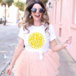 Camiseta Hola Sunshine Letting Yellow Sun Text Design<br><div class="desc">¿Quieres extender el sol? Deje una sonrisa en la cara de alguien y haga que se sientan especiales con esta original letra Hola Sunshine diseño con texto amarillo en forma de sol. Ya sea que busques un juego gráfico divertido o lindo, esta camiseta es perfecta para cualquier equipo de verano....</div>