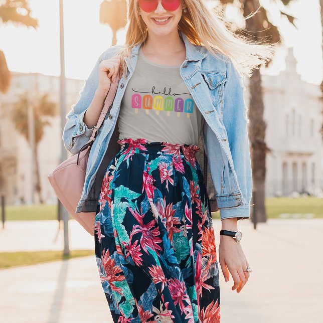 Camiseta Hola verano con texto colorido (Subido por el creador)