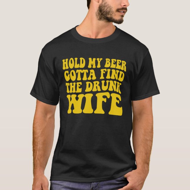 Camiseta Hold My Beer Gotta Find The Drunk Wife (Anverso)