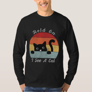 Camiseta Hold On I See A Cat, Playful and Humorous Cat Peek