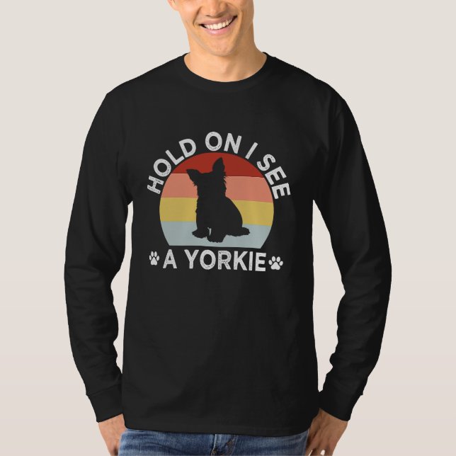 Camiseta Hold On I See a Yorkie Funny Yorkshire Terrier Hum (Anverso)