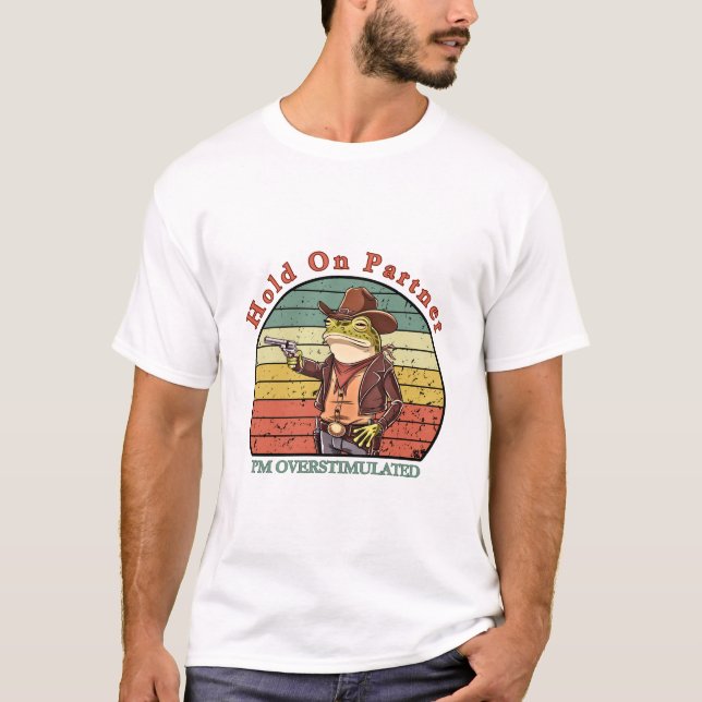 Camiseta Hold On Partner, I’m overstimulated - cowboy frog (Anverso)