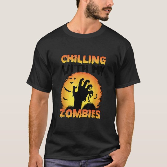Camiseta Holloween Chilling Con Mis Zombies Divertidos Cl (Anverso)