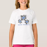 Camiseta Holly Hanukkah Blue Floral<br><div class="desc">Hau’oli Hanukaha es Hawai'ian para Happy Hanukkah! Este ilustracion muestra una interpretación tropical de la holly en colores Hanukkah y gradientes sutiles. La inscripción está empolvada de nieve para una sorpresa añadida. El gráfico principal está en la parte delantera, mientras que hay un pequeño gráfico de acompañamiento en la parte...</div>