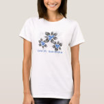 Camiseta Holly Hanukkah Blue Floral<br><div class="desc">Hau’oli Hanukaha es Hawai'ian para Happy Hanukkah! Este ilustracion muestra una interpretación tropical de la holly en colores Hanukkah y gradientes sutiles. La inscripción está empolvada de nieve para una sorpresa añadida. El gráfico principal está en la parte delantera, mientras que hay un pequeño gráfico de acompañamiento en la parte...</div>