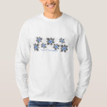 Camiseta Holly Hanukkah Blue Floral<br><div class="desc">Hau’oli Hanukaha es Hawai'ian para Happy Hanukkah! Este ilustracion muestra una interpretación tropical de la holly en colores Hanukkah y gradientes sutiles. La inscripción está empolvada de nieve para una sorpresa añadida. El gráfico principal está en la parte delantera, mientras que hay un pequeño gráfico de acompañamiento en la parte...</div>