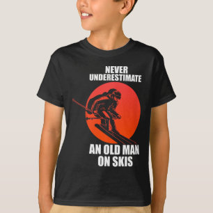 Camiseta Hombre anciano en esquís esquiando cuesta abajo Re