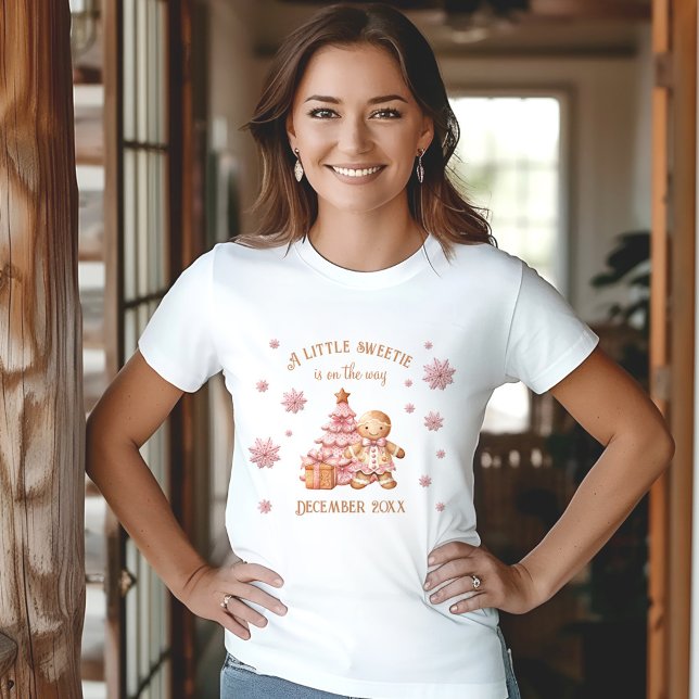 Camiseta Hombre de pan de jengibre Navidades Invitación de  (Gingerbread Man Girl Christmas Baby Announcement T-Shirt)