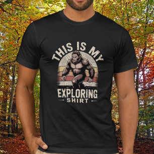 Camiseta Hombre divertido con BigFoot Sasquatch explorando 