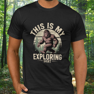 Camiseta Hombre divertido de BigFoot Sasquatch explorando s