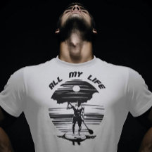 Hombre en una tabla de remo de suero - SUP - Toda 