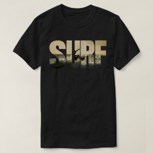 Camiseta Hombre en una tabla de surf