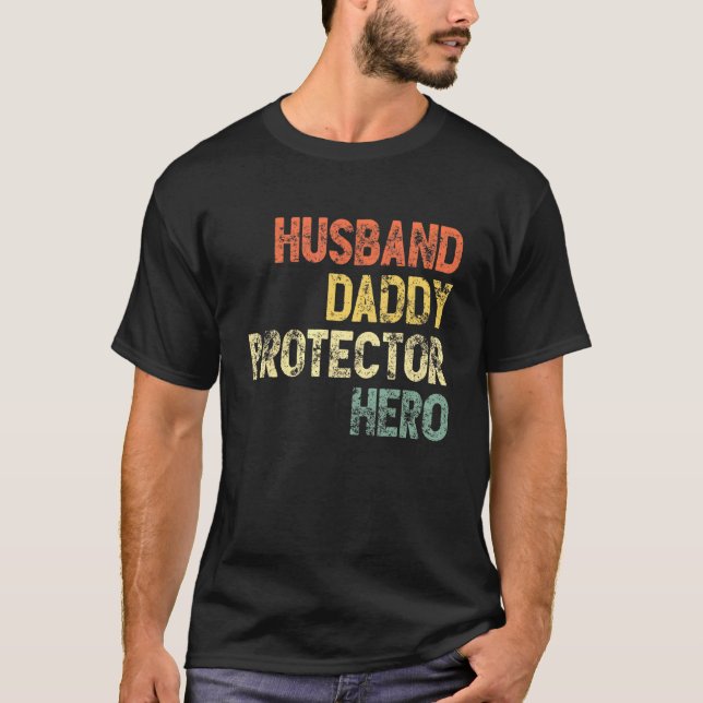Camiseta Hombre Esposo Papi Protector Hero Mejor Papa Nunca (Anverso)