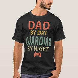 Camiseta Hombre Gamer Papá. Dad by Day Guardian por Night G