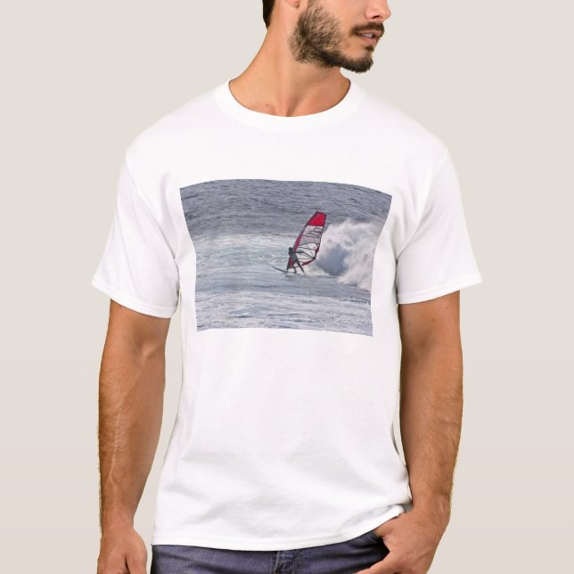 Camiseta Hombre haciendo windsurf frente a una ola (Anverso)