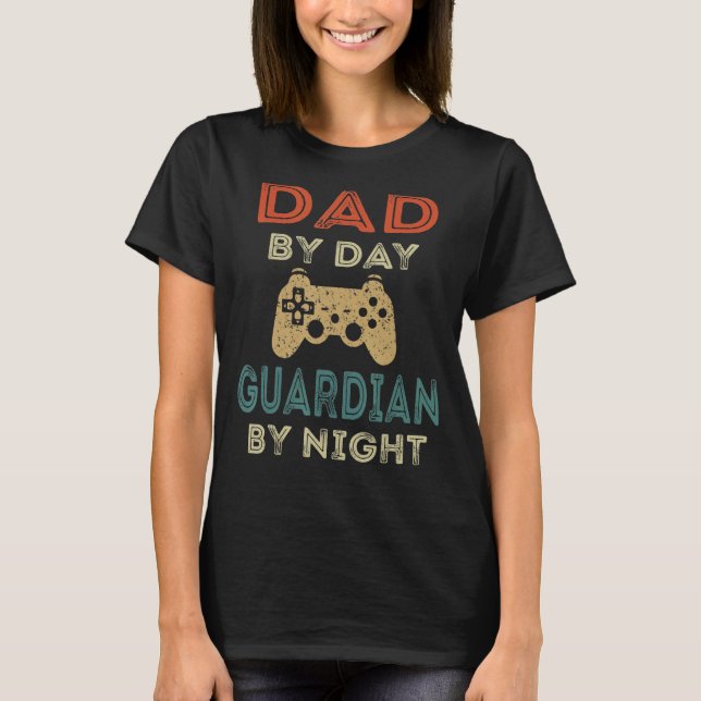Camiseta Hombre juega a papá por Guardian de Noche (Anverso)
