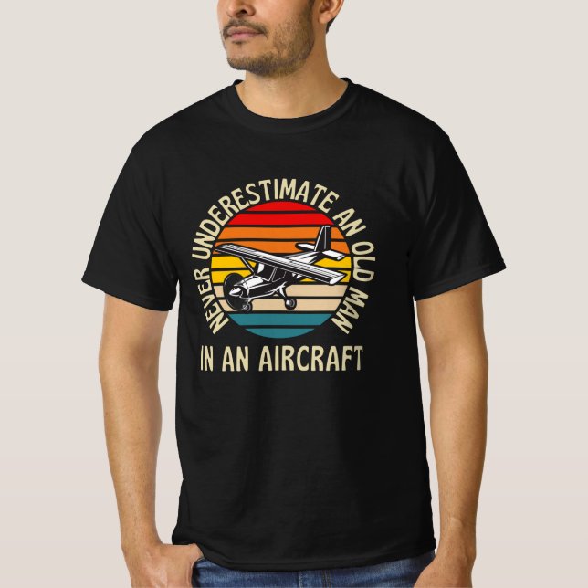 Camiseta Hombre Mayor En Un Piloto Gracioso De Aeronaves (Anverso)