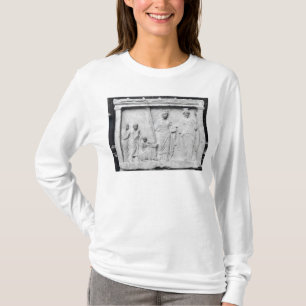 Camiseta Hombre, mujer y niño antes de un altar