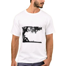 "Hombre reflexionando bajo un árbol en una tranqui